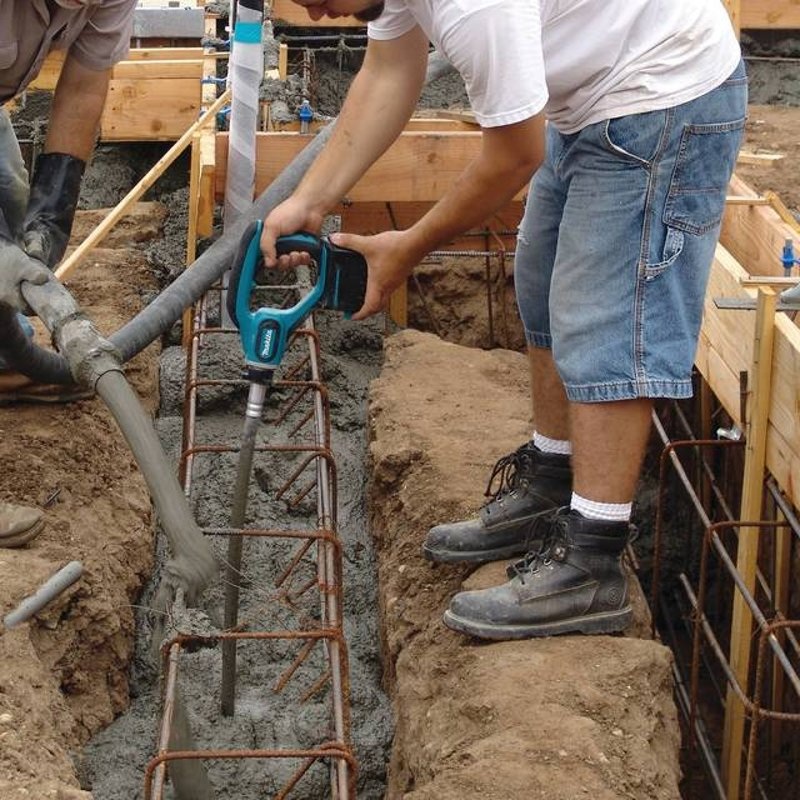 18V LXT 4′ Concrete Vibrator, Tool Only By Makita XRV01Z